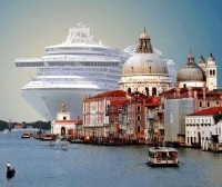 ВЕНЕЦИЯ. Круизный лайнер MSC Magnifica длиной 293 метра заходит в порт Венеции..jpg